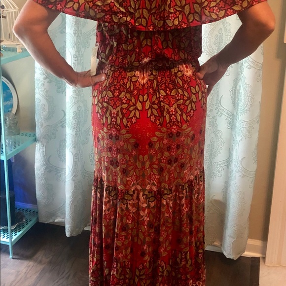 Lovely off the shoulder dress - Picture 3 of 6